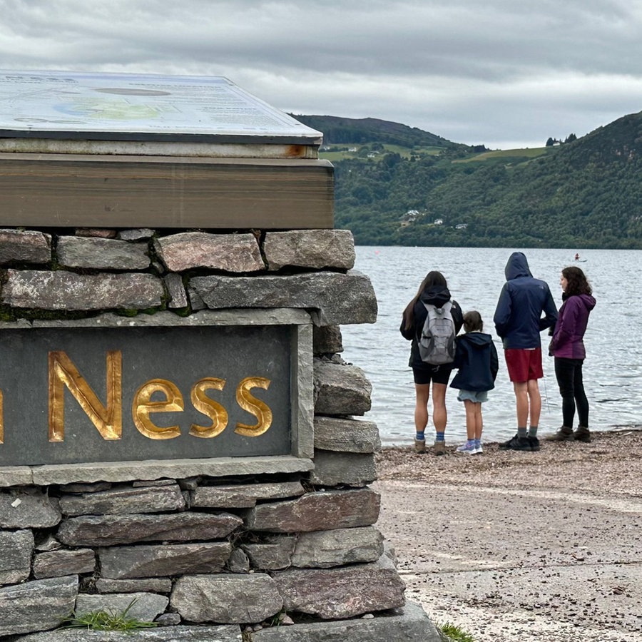 Menschen stehen am Ufer des Sees Loch Ness in Schottland © Benedikt von Imhoff/dpa Foto: Benedikt von Imhoff/dpa