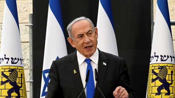 Der israelische Premierminister Benjamin Netanjahu spricht bei einer Zeremonie anlässlich des «Gedenktages für die Gefallenen der israelischen Kriege und die Opfer des Terrorismus» in Yad LeBanim. © picture alliance/dpa/Pool UPI/AP | Foto: Debbie Hill