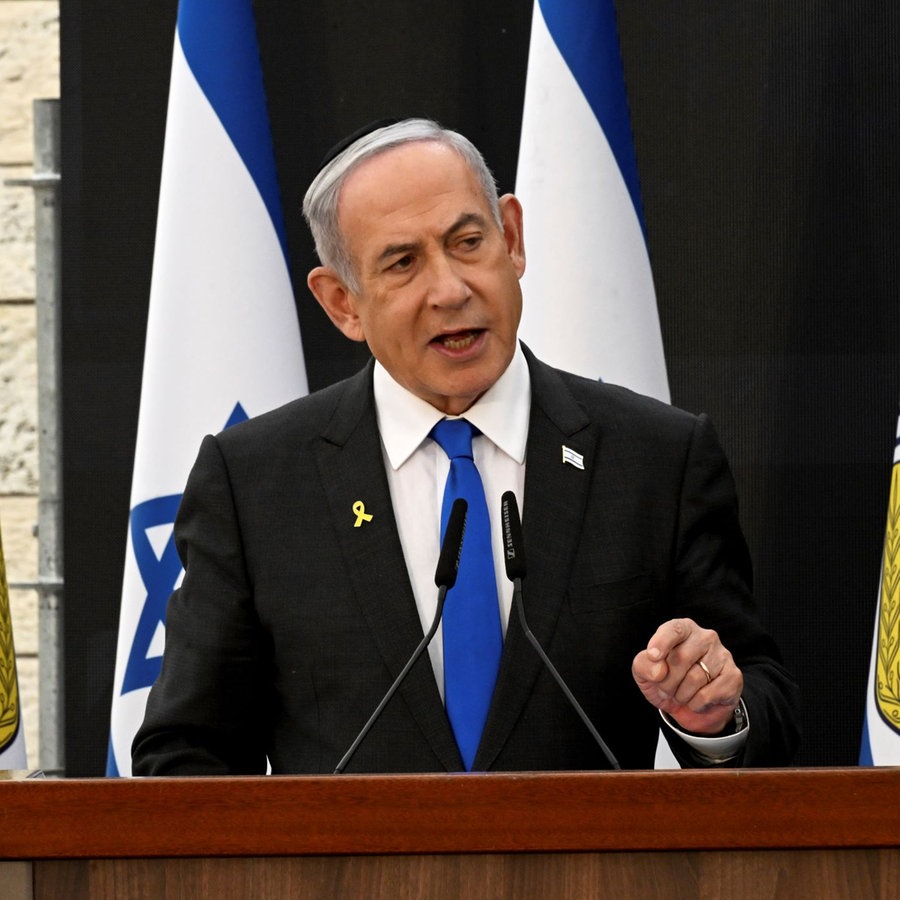 Der israelische Premierminister Benjamin Netanjahu spricht bei einer Zeremonie anlässlich des «Gedenktages für die Gefallenen der israelischen Kriege und die Opfer des Terrorismus» in Yad LeBanim. © picture alliance/dpa/Pool UPI/AP | Foto: Debbie Hill