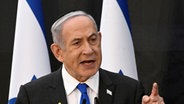 Benjamin Netanjahu, Ministerpräsident von Israel, spricht bei einer Zeremonie zum «Gedenktag für die Gefallenen der israelischen Kriege und die Opfer des Terrorismus». © picture alliance/dpa/Pool UPI/AP | Debbie Hill Foto: Debbie Hill