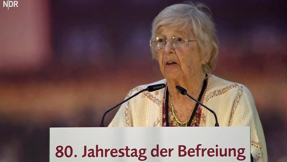 Helga Melmed hält eine Rede bei einer Gedenkfeier in der KZ-Gedenkstätte Neuengamme in Hamburg. © NDR 