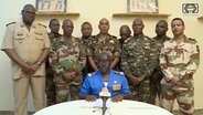 Oberstmajor Amadou Abdramane (M.) und weitere Militärs in Niger © Uncredited/ORTN/AP/dpa 