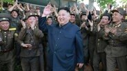 Nordkoreas Machthaber Kim Jong-un lässt sich von Soldaten feiern. © picture alliance / abaca Foto: Balkis Press/ABACA