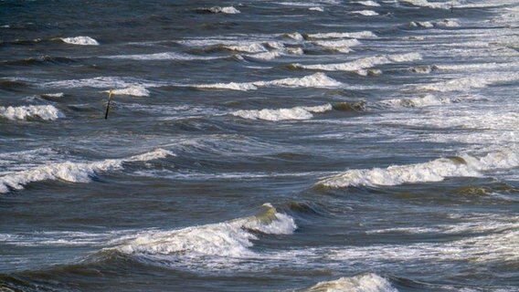 Stürmische Wellen auf der Nordsee. © IMAGO / Jochen Tack 