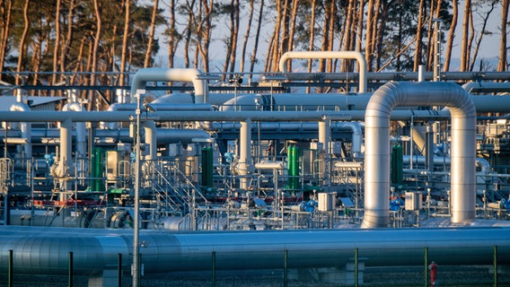 Blick auf Rohrsysteme und Absperrvorrichtungen in der Gasempfangsstation der Ostseepipeline Nord Stream 1 in Lubmin bei Greifswald. © picture alliance/dpa | Stefan Sauer 