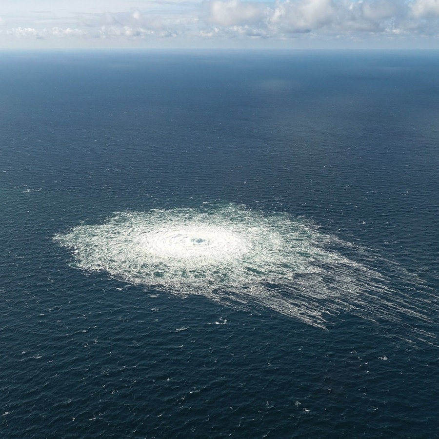 Vor der Küste von Bornholm/Dänemark kann am 27. September 2022 eine große Störung in der Ostsee beobachtet werden. © picture alliance / ASSOCIATED PRESS | Uncredited 