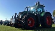 Ein Traktor Fendt 724 steht auf dem Ausstellungsgelände der Norla in Rendsburg © NDR Foto: Robert Holm