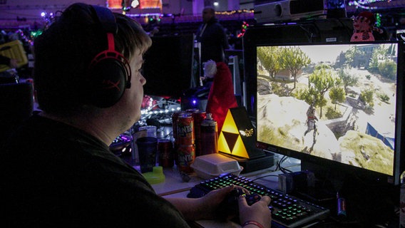 Der Gamer Kim Reichenberg spielt ein Computerspiel. © NDR Foto: Torsten Creutzburg