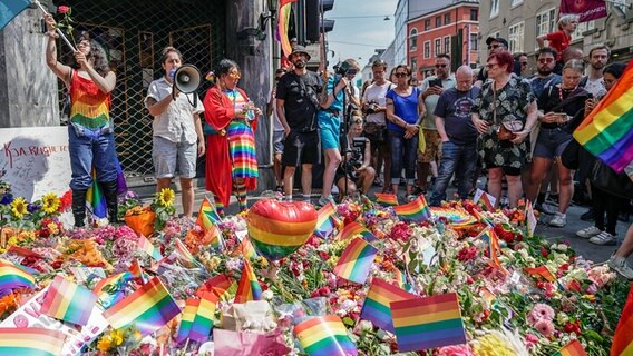 Teilnehmer einer spontanen Pride-Parade legen in Oslo in Norwegen nach tödlichen Schüssen in einer Schwulen-Bar am Tatort Blumen nieder. © dpa bildfunk/NTB/AP Foto: Håkon Mosvold Larsen