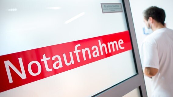 Ein Krankenpfleger im Klinikum Braunschweig geht durch eine Glastür mit der Aufschrift "Notaufnahme". © dpa-Bildfunk Foto: Hauke-Christian Dittrich