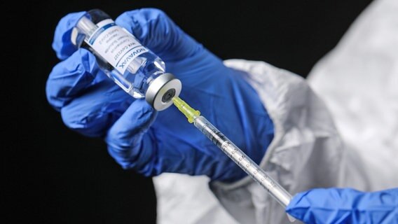 Eine Spritze mit dem Impfstoff Novavax wird aufgezogen. © picture alliance / PIXSELL Foto: Tomislav Miletic