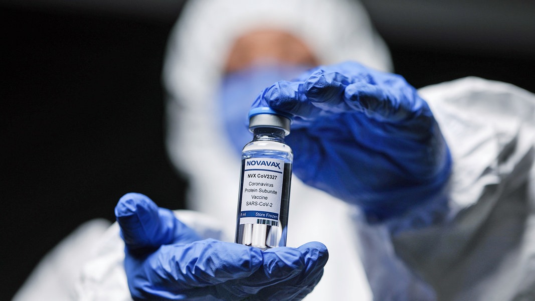 Eine Spritze mit dem Impfstoff Novavax wird aufgezogen.