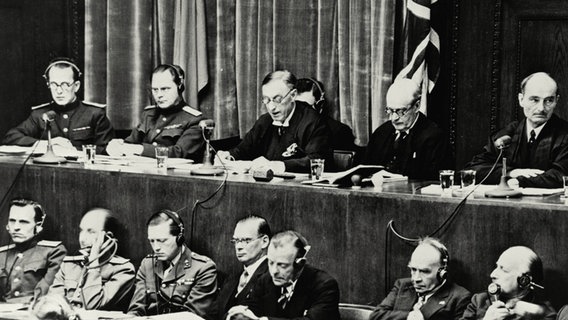 Urteilsverkündung im Nürnberger Kriegsverbrecherprozess 1946: Blick auf die Richterbank. © akg-images 