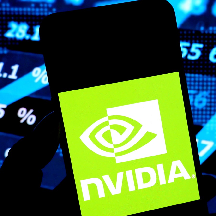 Das Logo des US-Chipherstellers NVIDIA auf einem Smartphone-Display vor einer Börsenanzeige © picture alliance Foto: Sipa USA | SOPA Images