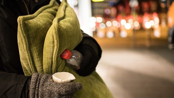 Ein Obdachloser im Winter. © picture-alliance / dpa Foto: Andreas Arnold