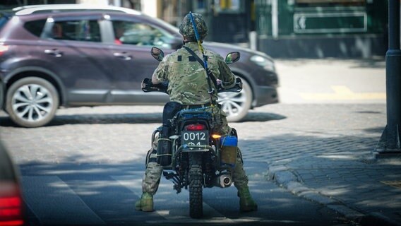 Ein Militär-Motorrad fährt auf einer Straße in Odessa in der Ukraine. © dpa bildfunk Foto: Kay Nietfeld