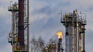 Brandenburg, Schwedt: In der PCK-Raffinerie GmbH wird überschüssiges Gas in der Rohölverarbeitungsanlage verbrannt.  Foto:  Patrick Pleul/dpa-Zentralbild/dpa