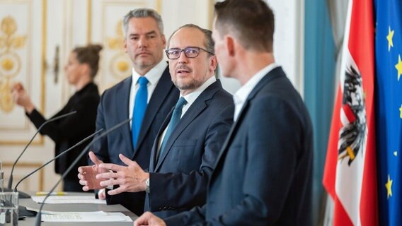 Karl Nehammer, Innenminister von Österreich, Bundeskanzler Alexander Schallenberg und Gesundheitsminister Wolfgang Mückstein sprechen bei einer Pressekonferenz zu den neusten Entwicklungen während der Corona-Pandemie. © APA/dpa Foto: Georg Hochmuth