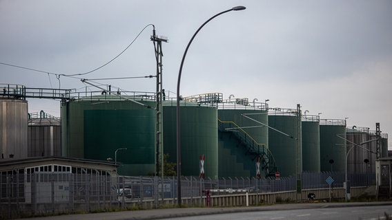 Tanks des Unternehmens OilTanking im Hafen von Hamburg. © picture alliance / Rainer Keuenhof 