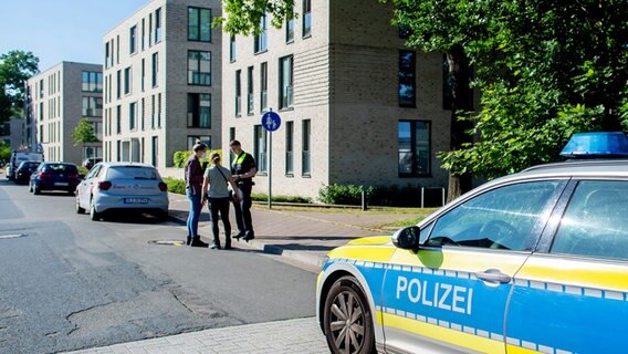 Ein Einsatzfahrzeug der Polizei steht im Stadtteil Donnerschwee neben einem Gully, in dem der vermisste Jungen Joe am 25. Juni 2022 lebend gefunden wurde. © picture alliance/dpa Foto: Hauke-Christian Dittrich