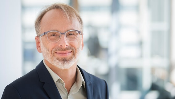 Oliver Schröm, Chefredakteur des Recherchezentrums Correctiv, im Portait, er lächelt in die Kamera. © NDR Foto: Andreas Rehmann