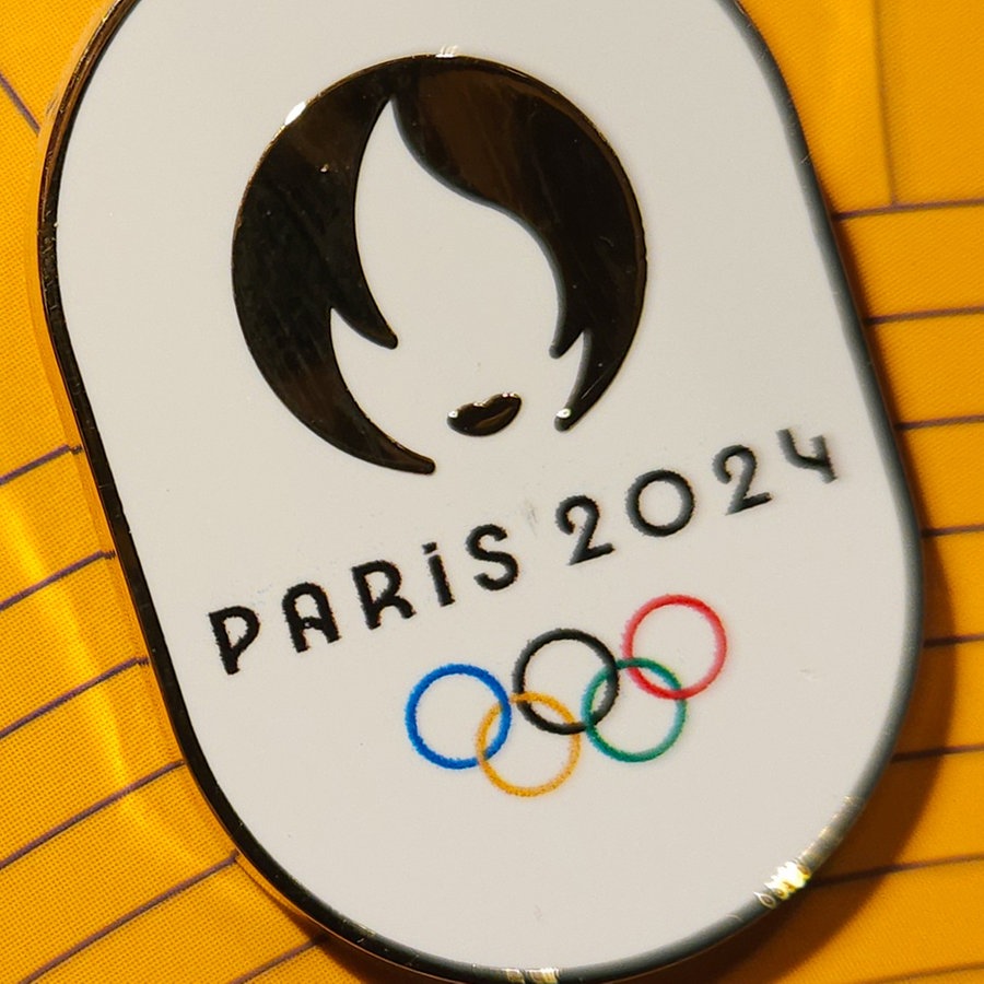 Ein ovaler Sticker mit dem Aufdruck der olympischen Ringe und Paris 2024 © picture alliance / NurPhoto Foto: Artur Widak