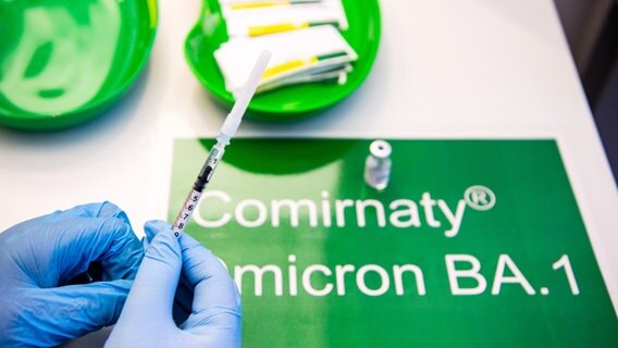 Eine Spritze wird in einem Impfzentrum mit dem neuen Impfstoff Comirnaty von BioNTech/Pfizer aufgezogen © dpa Foto: Sina Schuldt