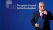 Viktor Orban, Ministerpräsident von Ungarn, trifft zu einem EU-Gipfel im Gebäude des Europäischen Rates ein. © AP/dpa Foto: Virginia Mayo