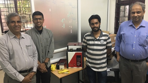 Zwei Studenten des Produktdesign und ihre Professoren vom Indian Institute of Science mit ihrer Erfindung: der Transportbox der Spenderorgane. © NDR Foto: Katha Janssen