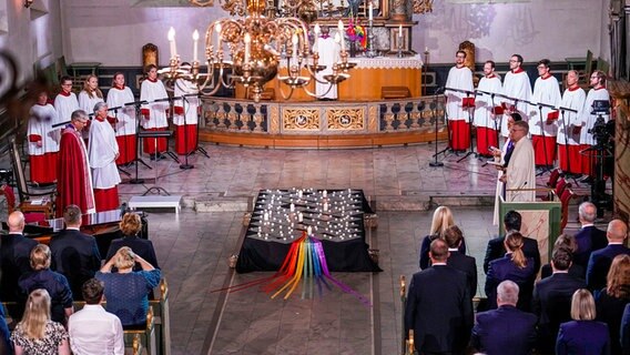 Blick in den Osloer Dom während eines Trauergottesdienstes. © dpa-Bildfunk/NTB Foto: Javad Parsa