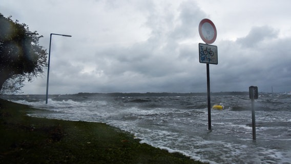 in Kiel-Holtenau tritt das Wasser teils erheblich über die Ufer und ueberflutet die Uferbereiche. © SULUPRESS.DE Foto: Joerg Waterstraat