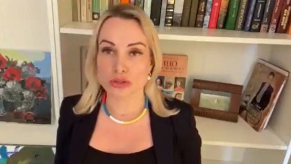 Der Screenshot von der Nachrichtenplattform Twitter zeigt ein Statement von Marina Ovsyannikova vor ihrer Protest-Aktion im russischen Fernsehen gegen den Ukraine-Krieg. © Twitter/dpa 