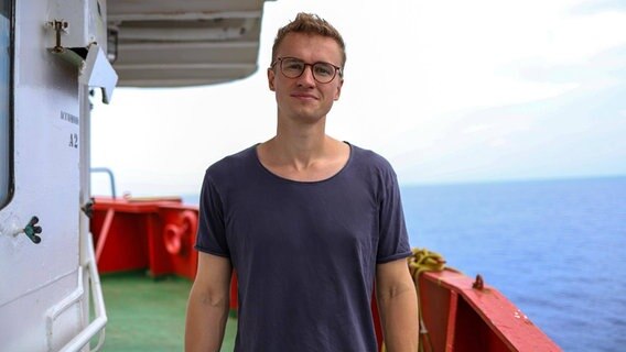 Der Bundestagsabgeordnete Julian Pahlke (Grüne) auf einem Seenotrettungsschiff. © picture alliance 