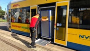 Ein DHL-Mitarbeiter belädt die Paketbahn in Schwerin. © NDR Foto: Andreas Lussky