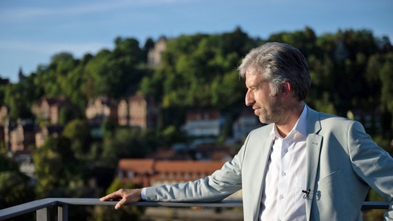 Boris Palmer, Oberbürgermeister von Tübingen, steht nach einer Pressekonferenz auf dem Dach eines Gebäudes in der Tübinger Innenstadt. © Marijan Murat/dpa 