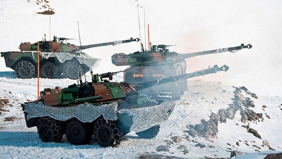 Dieses undatierte, von der französischen Armee zur Verfügung gestellt Foto zeigt Kampfpanzer von Typ AMX-10 RC. Frankreich hatte der Ukraine am Mittwoch (04.01.2023) die Lieferung des Spähpanzers AMX-10 RC zugesagt, der Elyseepalast sprach von einem «leichten Kampfpanzer». Foto:  - ACHTUNG: Nur zur redaktionellen Verwendung im Zusammenhang mit der aktuellen Berichterstattung und nur mit vollständiger Nennung des vorstehenden Credits +++ dpa-Bildfunk +++ © dpa bildfunk/French Army/Armee de Terre/AP Foto: Jeremy Bessat
