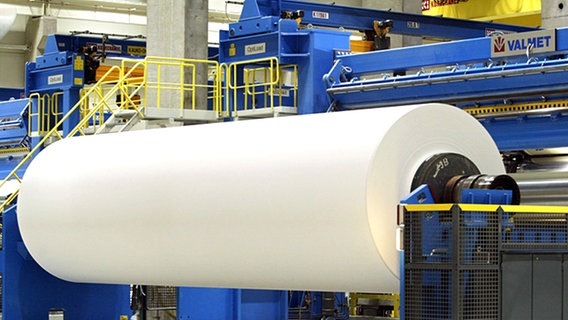 Eine große Papierrolle auf einer Papiermaschine in der Papiermühle von UPM-Kymmene in Finnland. © dpa Foto: Markku Ulander
