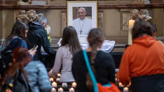 Menschen trauern in einer Kirche um Papst Franziskus © dpa-Bildfunk Foto: Harald Titte
