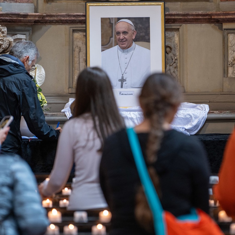 Menschen trauern in einer Kirche um Papst Franziskus © dpa-Bildfunk Foto: Harald Titte