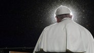 Ein Mann im Papstgewand von hinten vor einem dunklen Hintergrund. © picture alliance / Osservatore Romano/Handout Foto: Osservatore Romano