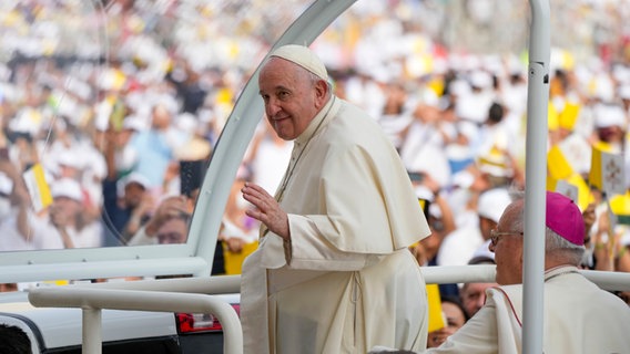 Papst Franziskus kommt zur Feier der Messe im Nationalstadion von Bahrain in Riffa. Papst Franziskus kommt zur Feier der Messe im Nationalstadion von Bahrain in Riffa. © Alessandra Tarantino/AP/dpa