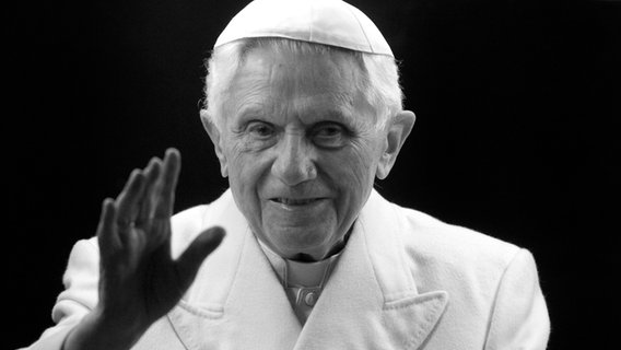 Der damalige Papst Benedikt XVI. segnet im Jahr 2011 die Gläubigen, als er auf dem Petersplatz im Vatikan eintrifft, um die Weihnachtskrippe zu segnen. © AP/dpa Foto: Pier Paolo Cito