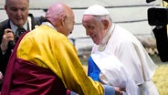 Papst Franziskus kommt in der Mongolei zu einem Treffen mit religiösen Führern und begrüßt einen anderen Mann. © AP/dpa-Bildfunk Foto: Andrew Medichini