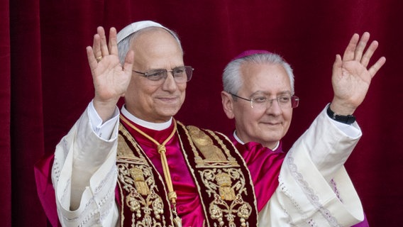 Der neue Papst Leo XIV. hebt auf dem Balkon des Petersdoms die Hänge zum Segen. © dpa Foto: Marijan Murat