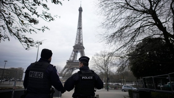 Polizisten patrouillieren in der Nähe des Eiffelturms in Paris. © dpa bildfunk/AP Foto: Christophe Ena