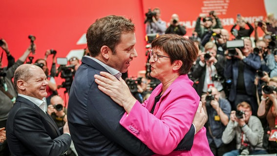 Lars Klingbeil, SPD-Bundesvorsitzender, und Saskia Esken, SPD-Bundesvorsitzende, umarmen sich beim ordentlichen Bundesparteitag der SPD auf dem Berliner Messegelände nach ihrer Wahl zu den Parteivorsitzenden. © dpa Foto: Kay Nietfeld