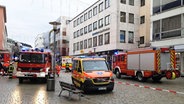 Einsatzkräfte von Feuerwehr und Rettungsdienst an einer Unfallstelle in Passau. © Zema Medien/dpa 