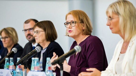 Lisa Paus (Bündnis 90/Die Grünen), Bundesministerin für Familie, Senioren, Frauen und Jugend, bei einer Pressekonferenz. © dpa bildfunk Foto: Christoph Soeder