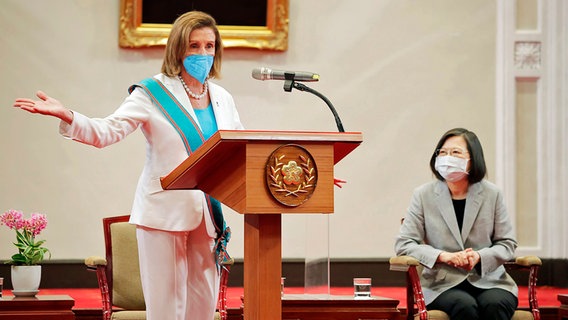 Nancy Pelosi, Vorsitzende des US-Repräsentantenhauses, spricht auf einem Podium während eines Treffens mit Tsai Ing-wen (r), Präsidentin von Taiwan. © Uncredited/Taiwan Ministry of Foreign Affairs/AP/dpa 