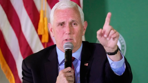 Der ehemalige US-Vizepräsident Mike Pence spricht bei einem Mittagessen in Salt Lake City. (Archiv-Foto vom 28.4.2023) © Rick Bowmer/AP/dpa/dpa 